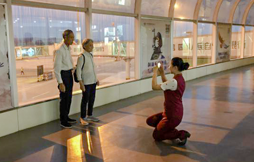 1560754109810718.png 真情服務(wù)伴無(wú)陪老人快樂(lè)出行.png