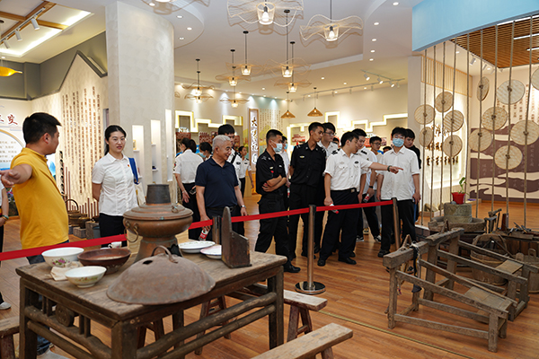 “助力鄉(xiāng)村振興，踐行艱苦奮斗” 將新員工黨性教育活動(dòng)搬到對(duì)口幫扶村.jpg