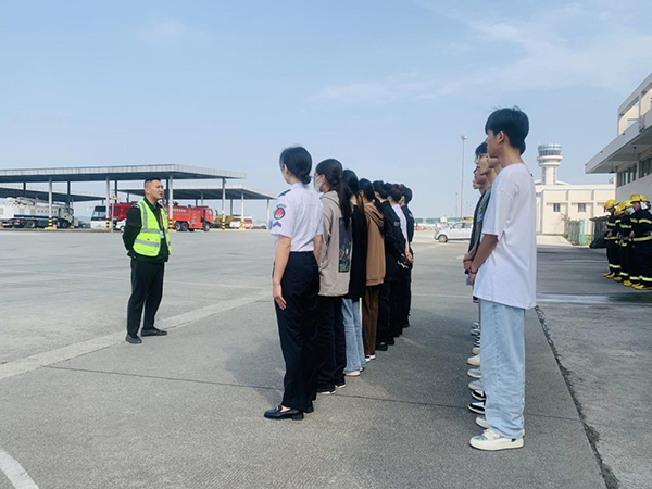 綿陽機場安檢站對閬中機場、民航校  實習生開展軍訓.png